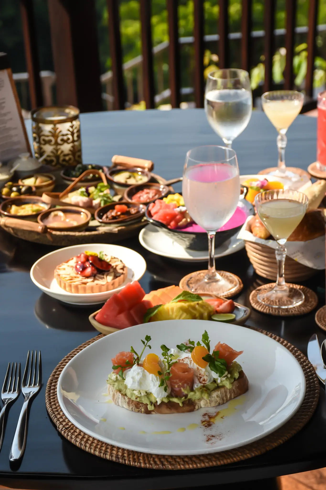 Luxury breakfast in Ubud at Hanging Gardens of Bali with panoramic jungle views, tropical fruit, Balinese dishes, and fresh coffee.